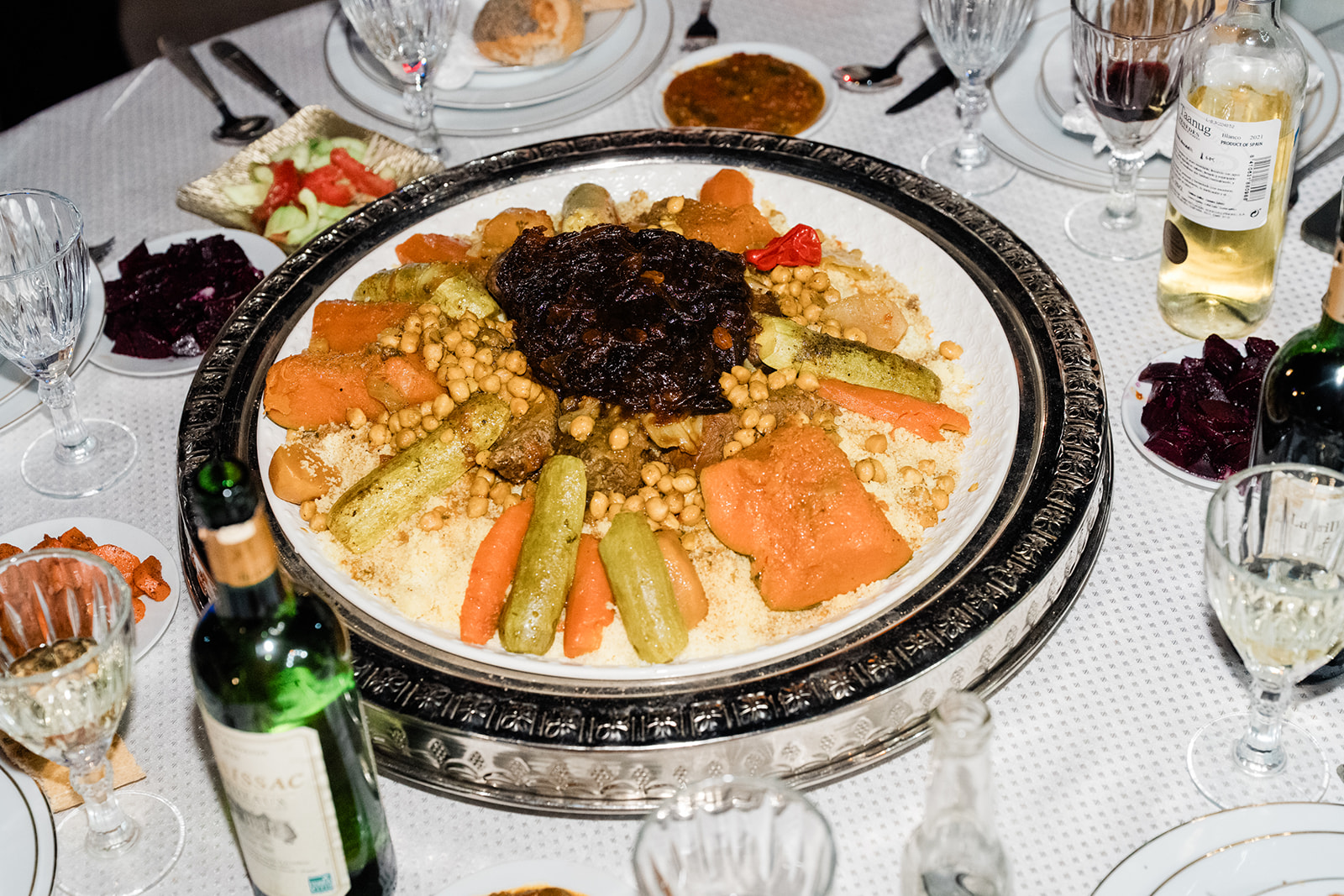 Plateau de couscous traditionnel marocain dressé pour le service à table